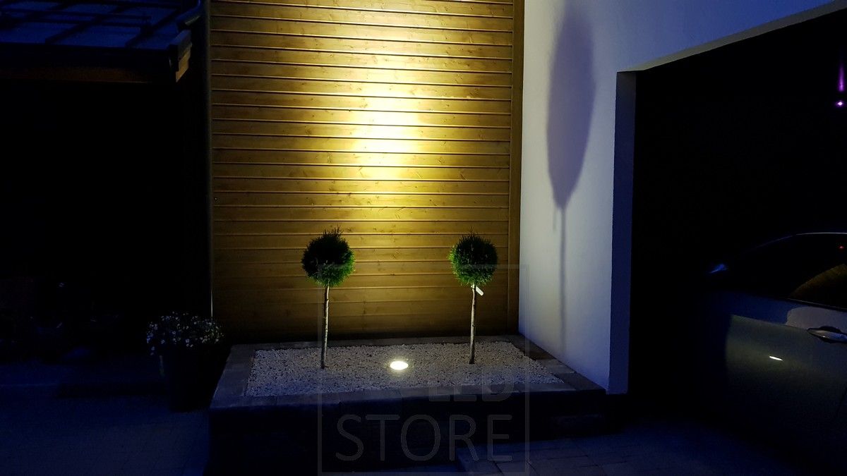 LED MAAVALO valaistuna iltahämärällä.